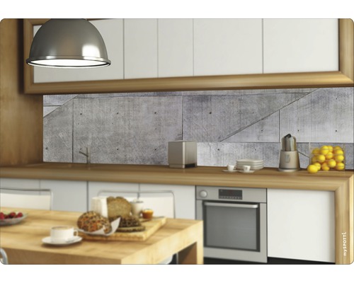 Kuchynská scéna s betónovým obkladom stien medzi pracovnou doskou a hornými skrinkami