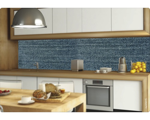 Kuchynská scéna s nástenným panelom s motívom džínsov nad pracovnou doskou