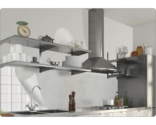 Kuchynská scéna s nerezovými policami, digestorom a riadom