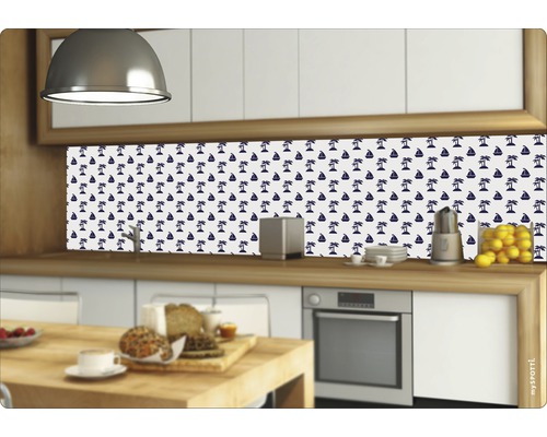 Kuchynská scéna s fóliou proti striekajúcej vode s motívom paliem a lodí