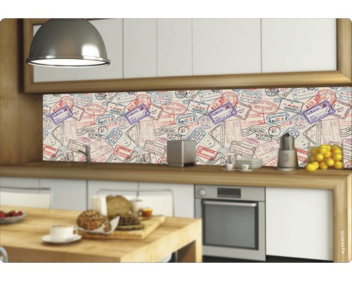 Kuchynská zástena s motívom pečiatky cestovného pasu v moderné kuchyni