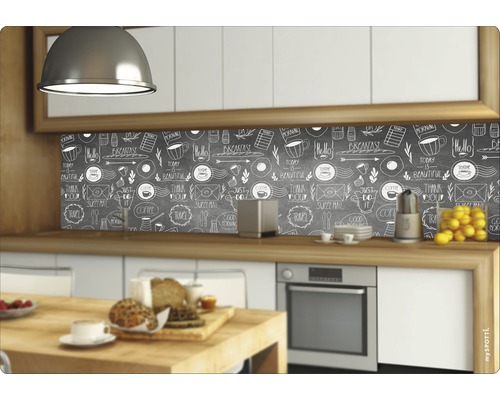 Dekoratívny kuchynský obklad s tabuľovým vzorom a motívmi raňajok v svetlej kuchyni.