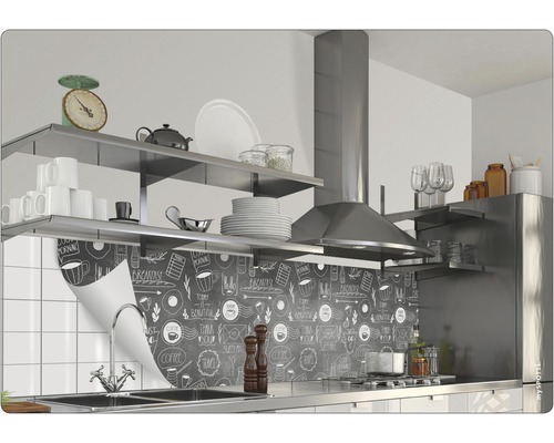 Kuchynská scéna s policami, digestorom a dekoratívnou kuchynskou zástenou