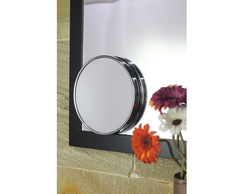 Kúpeľňa s kozmetickým zrkadlom a zrkadlom