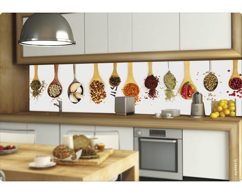 Kuchynská zástena s motívom korenia vo svetlej kuchyni