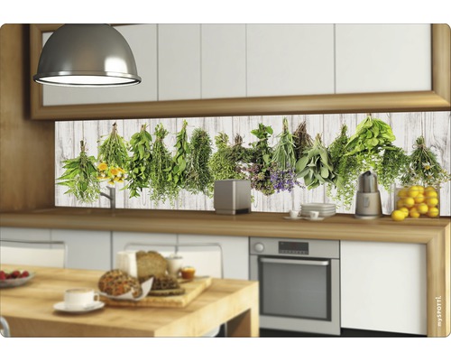 Kuchynská zástena s bylinkovými motívmi v modernej kuchyni