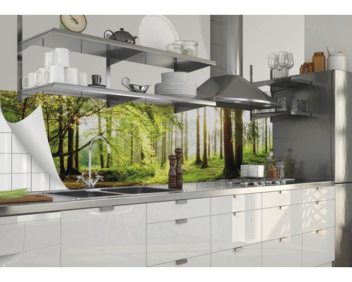 Kuchynská zástena s motívom lesa v modernej kuchyni