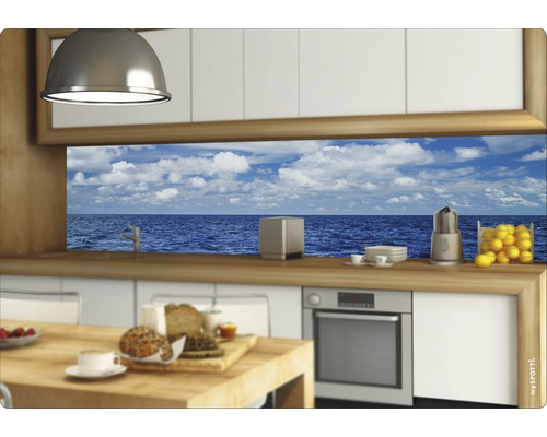 Svetlá kuchyňa s drevenou pracovnou doskou a výhľadom na more