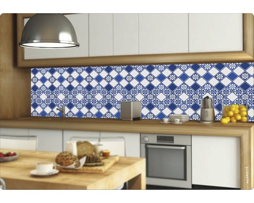 Kuchynská scéna s obkladom v modro-bielom prevedení