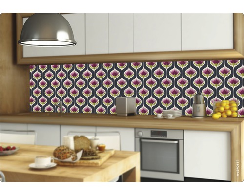 Kuchynská zástena s kvetinovým vzorom v modernej kuchyni