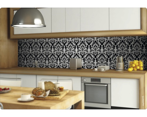 Kuchynská scéna s kvetinovým vzorom pozadia