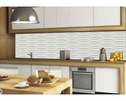 Kuchynská scéna s pracovnou doskou, drezom, batériou, sporákom a nástenným panelom s vlnitým vzorom