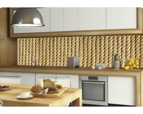 Kuchynská scéna s kuchynskou zástenou vzhľadu lana.