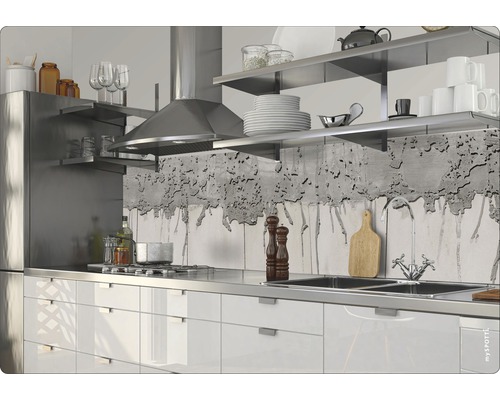 Kuchynská scéna s bielymi skrinkami, nerezovým drezom, sporákom a odsávačom pár.