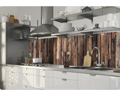 Kuchynská scéna s umývadlom, varnou doskou a drevenou zadnou stenou