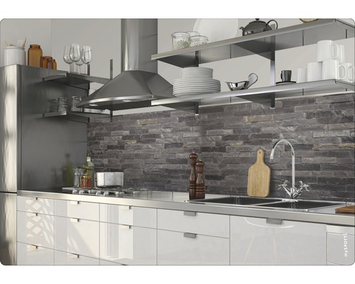 Kuchynská scéna s drezom, batériou, sporákom a odsávačom pár