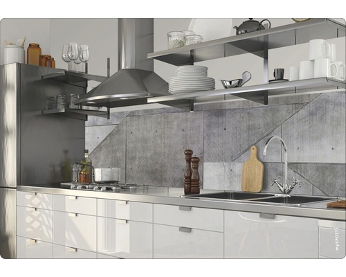 Svetlá kuchyňa s digestorom z nehrdzavejúcej ocele, policami a bielymi skrinkami.