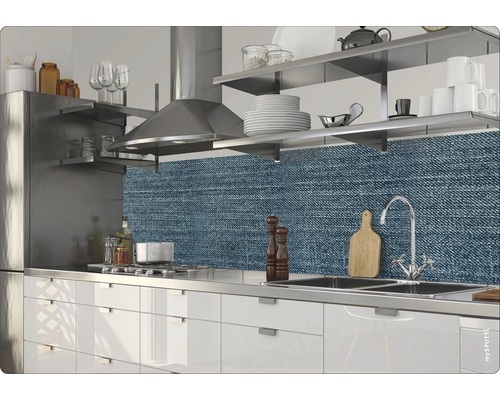 Kuchynská scéna s pracovnou doskou, umývadlom, kohútikom, varnou doskou a kuchynskou zástenou v džínsovom dizajne.