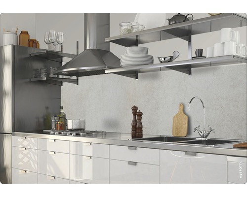 Kuchynská scéna s drezom, varnou doskou, digestorom a policami