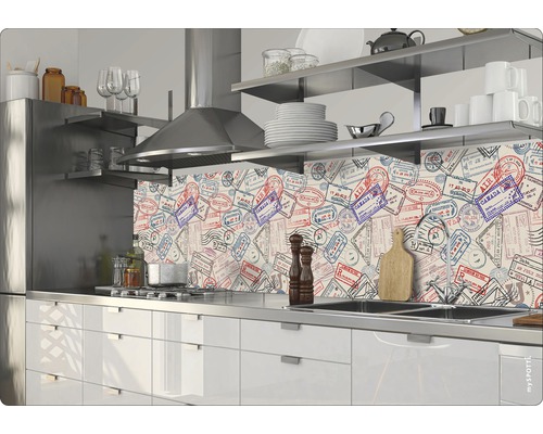 Kuchyňa s ochrannou stenou s motívom poštových známok, drezom a varnou doskou.
