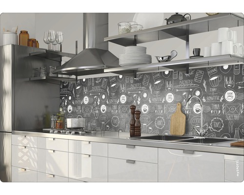 Kuchynská scéna s drezom, sporákom, digestorom, policami a kuchynskou zástenou s kresbou kriedou