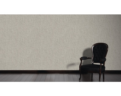 Svetlé textilné tapety v obývacej izbe s tmavou drevenou podlahou a stoličkou