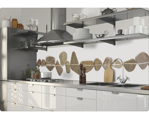 Kuchynská scéna s drezom, sporákom a zástenou so vzorom kameňa