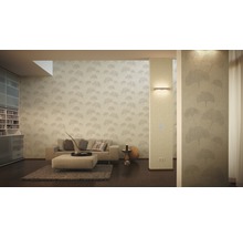 Obývacia izba s béžovou tapetou so vzorom ginkga, pohovkou a nábytkom