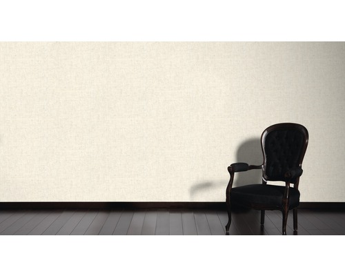 Scéna so štruktúrovanými tapetami na stene a stoličkou