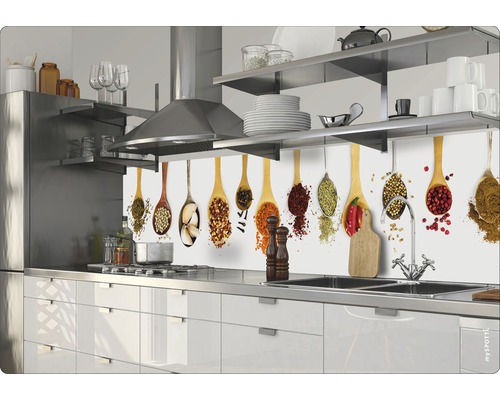 Kuchynská zástena s motívom korenia v modernom kuchyni