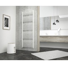 Moderná kúpeľňa s radiátorom na uteráky, stoličkou a dekoráciou