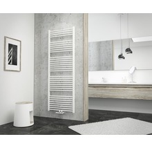 Kúpeľňa s radiátorom na uteráky, umývadlom a zrkadlom