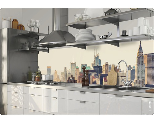 Kuchynská scéna s odsávačom pár, policami a kuchynskou doskou s motívom panorámy