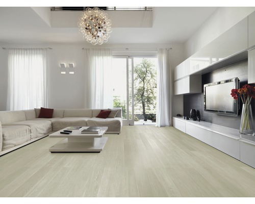 Svetlá obývacia izba s drevenou podlahou, rohovou sedačkou, konferenčným stolíkom a televíznou stenou