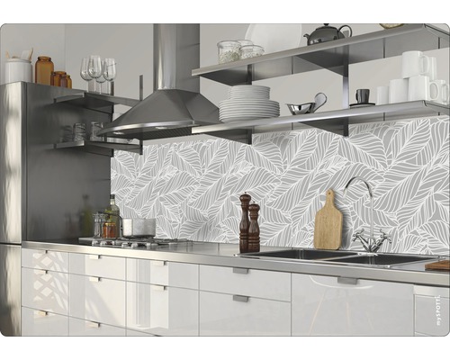 Kuchynská zástena so vzorom listov v modernej kuchyni.