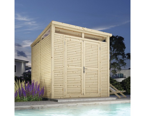 Drevený záhradný domček s dvojkrídlovými dverami pri bazéne