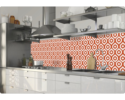 Kuchynská zástena s opakujúcim sa vzorom v modernej kuchyni.