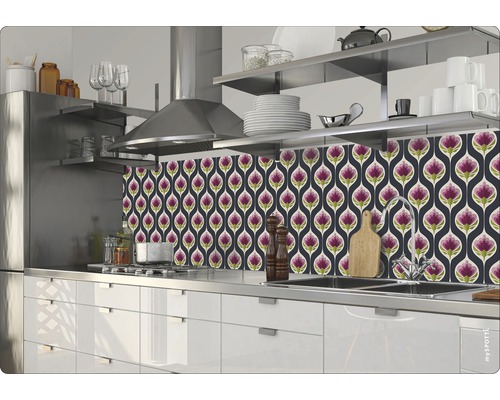 Kuchynská scéna s kuchynskou doskou s kvetinovým vzorom, umývadlom a varnou doskou