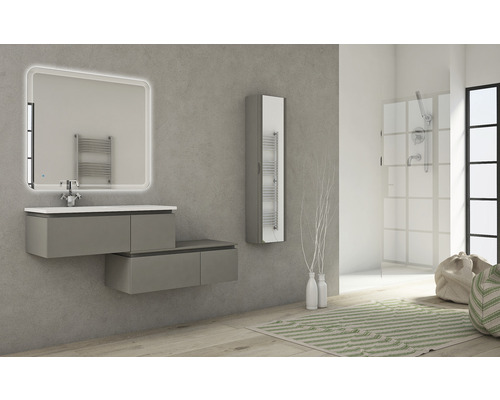 Svetlá kúpeľňa s umývadlom, zrkadlom, rebríkovým radiátorom a sprchou