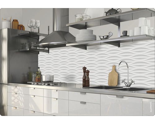 Moderná kuchyňa s drezom, sporákom a štruktúrovanou stenou