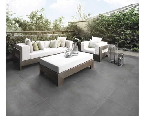 Terasa so sivou dlažbou, pohovkou, kreslom a konferenčným stolíkom