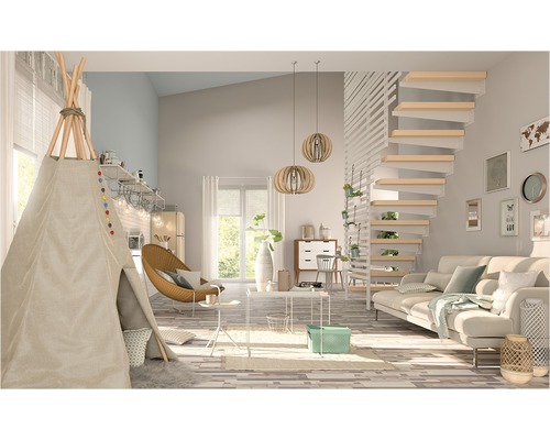 Svetlá obývacia izba s típí, točitým schodiskom a pohovkou