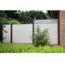 Záhradný plot z dreva a skla na ohraničenie pozemku