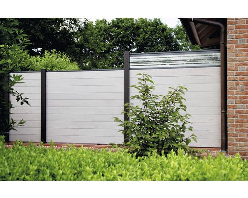 Záhradný plot z dreva a skla na ohraničenie pozemku