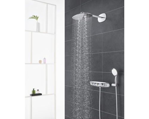 Sprchový systém s hlavovou sprchou, ručnou sprchou a termostatickou batériou v kúpeľni