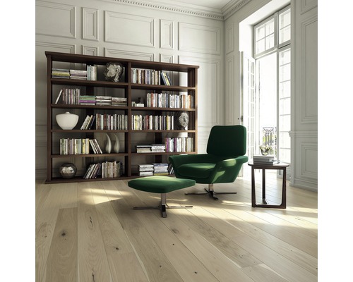 Svetlá obývacia izba s knižnicou, kreslom, podnožkou a drevenou podlahou