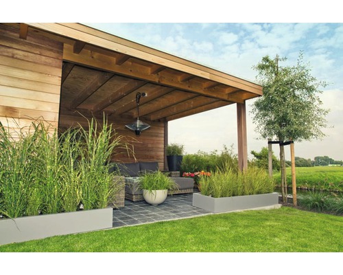 Záhradné posedenie s dreveným altánkom, rastlinami v kvetináčoch a trávnikom