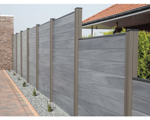 Sivý drevený a plastový plot s stĺpikmi