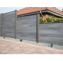 Sivý WPC plot s hnedými stĺpikmi v záhrade.