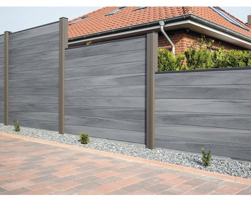 Sivý WPC plot s hnedými stĺpikmi v záhrade.